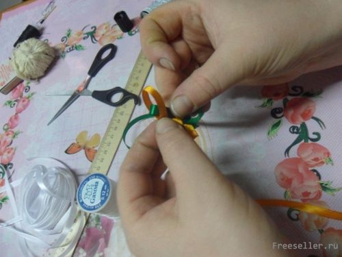 Делаем змею из атласных лент