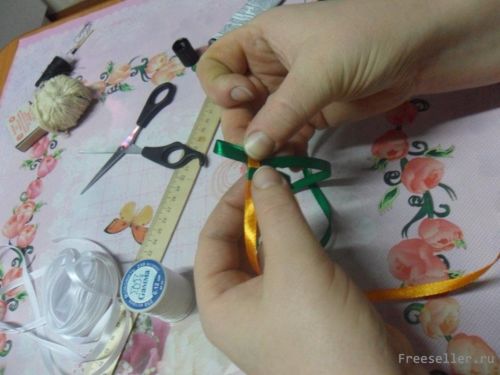 Делаем змею из атласных лент