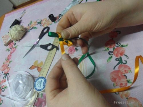 Делаем змею из атласных лент