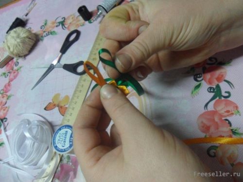 Делаем змею из атласных лент