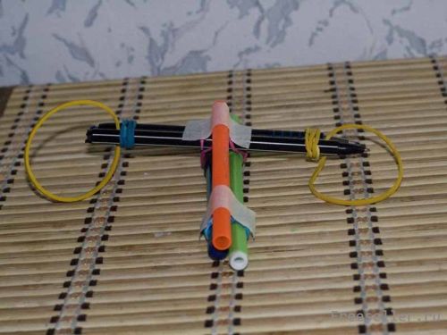 Как сделать офисный мини арбалет своими руками из ненужных вещей.