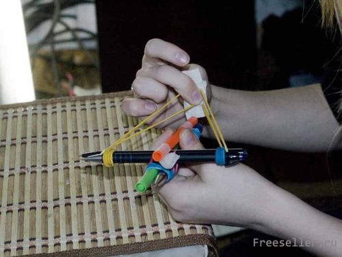 Как сделать офисный мини арбалет своими руками из ненужных вещей.