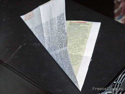 Винтажная бумажная бабочка из газеты