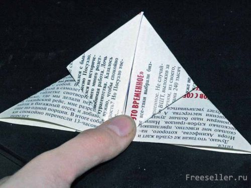 Винтажная бумажная бабочка из газеты