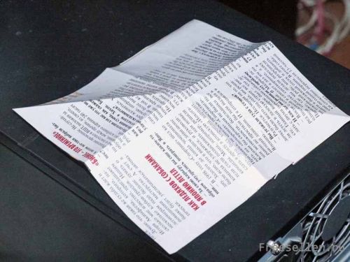 Винтажная бумажная бабочка из газеты