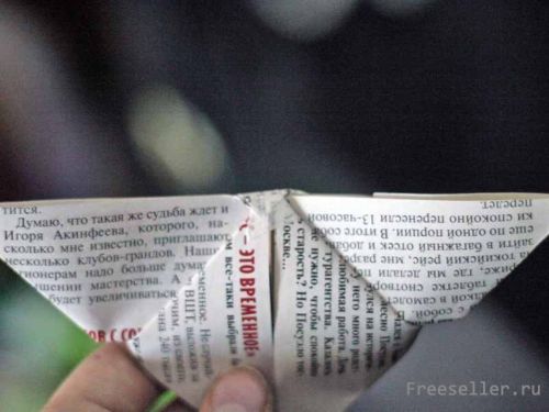 Винтажная бумажная бабочка из газеты