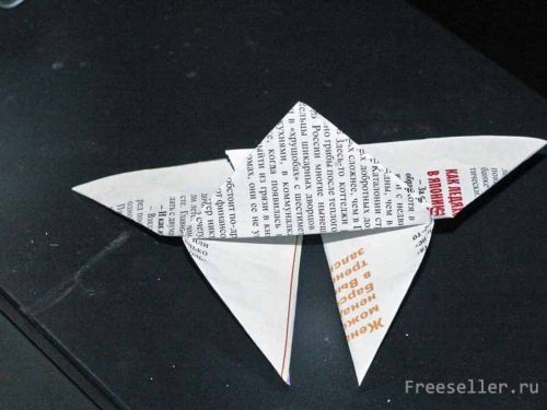 Винтажная бумажная бабочка из газеты