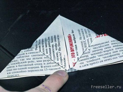 Винтажная бумажная бабочка из газеты