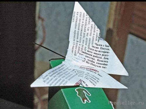 Винтажная бумажная бабочка из газеты