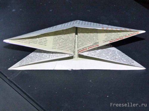 Винтажная бумажная бабочка из газеты