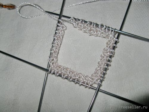 Вяжем красивый браслет своими руками.