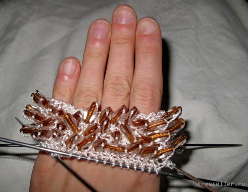 Вяжем красивый браслет своими руками.