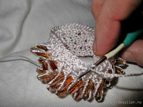 Вяжем красивый браслет своими руками.