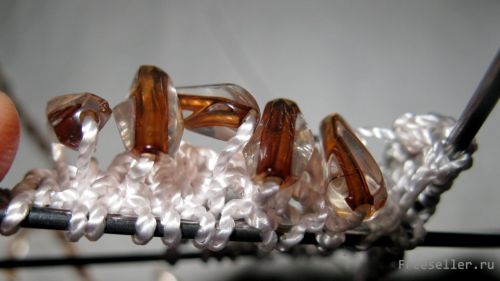 Вяжем красивый браслет своими руками.