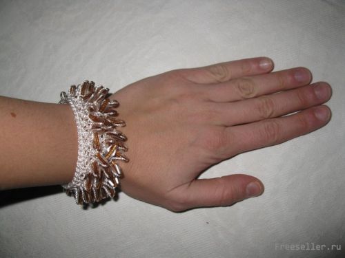 Вяжем красивый браслет своими руками.