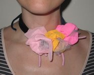Самодельная повязка на шею с цветами