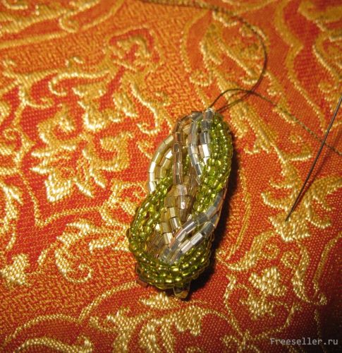 Делаем самодельные сережки со змеиным принтом