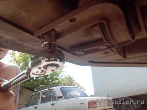 Процесс установки защиты картера на Ваз гранта