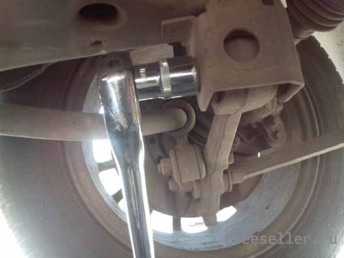 Процесс установки защиты картера на Ваз гранта