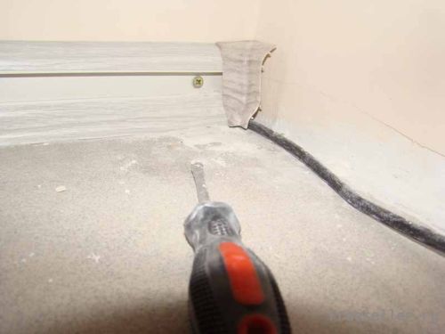 Установка пластиковых плинтусов своими руками - простая инструкция