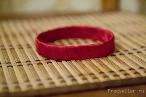 Самодельный браслет из бутылки и ленты.