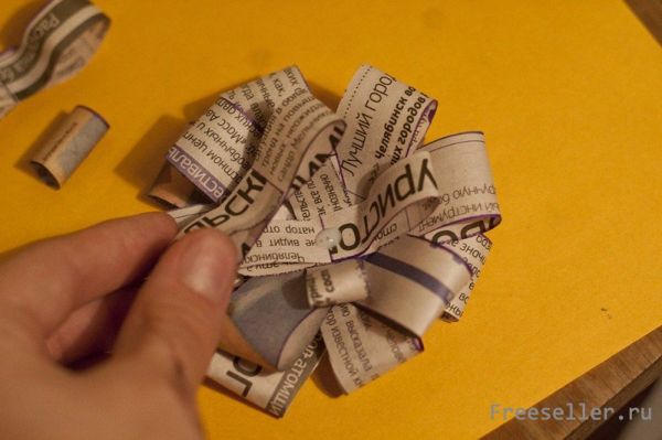 Как сделать цветок из газеты
