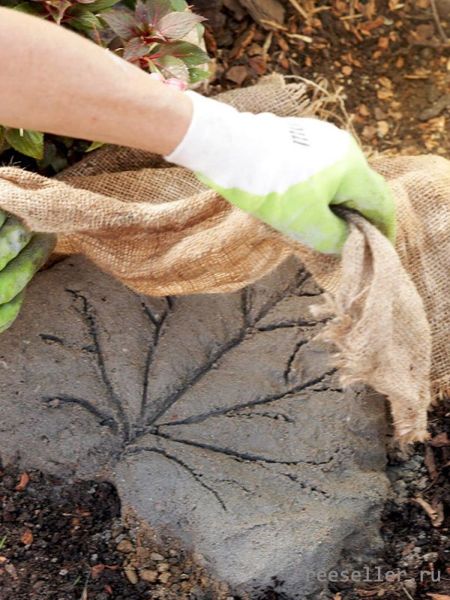 Самодельные дачные дорожки по форме листиков