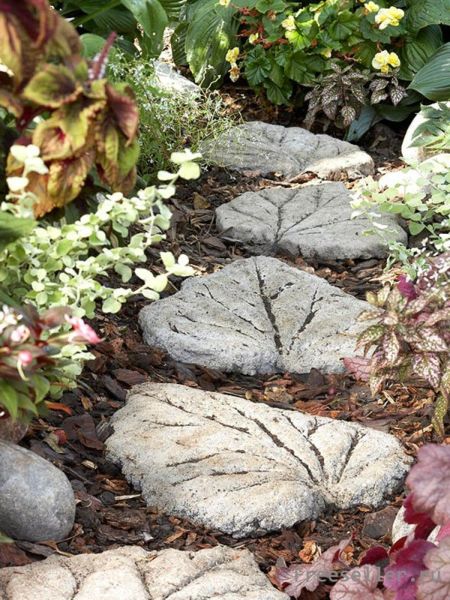 Самодельные дачные дорожки по форме листиков