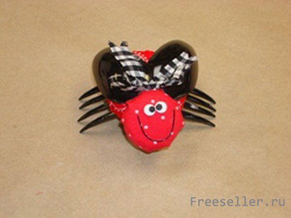 Самодельное украшение: Божья коровка