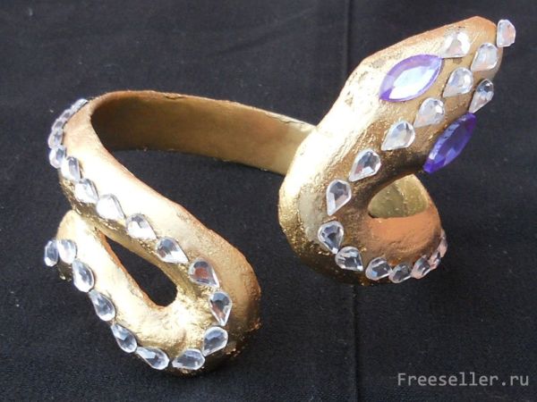 Самодельный браслет в виде змеи.