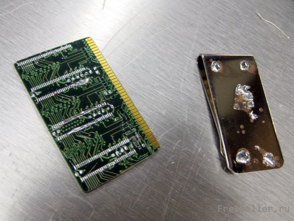 Делаем зажим для денег из планки оперативной памяти