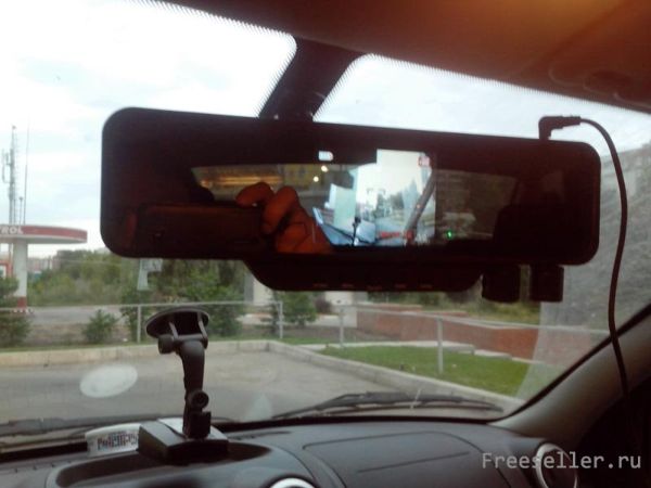 Видеорегистратор на зеркало автомобиля