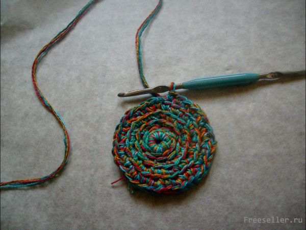Вяжем пёструю шкатулку-сумочку