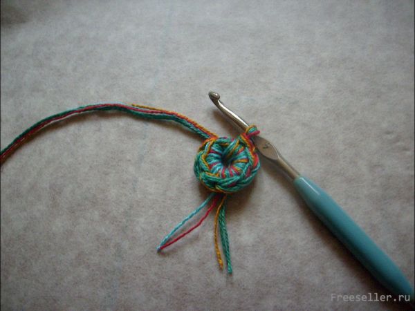 Вяжем пёструю шкатулку-сумочку