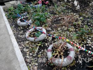 Дворовые ограждения для газона из пластиковых крышек