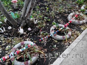 Дворовые ограждения для газона из пластиковых крышек