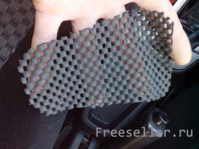 Автомобильный противоскользящий коврик в нужном месте