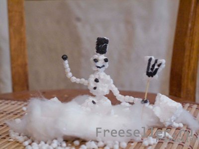 Забавный снеговик из ваты