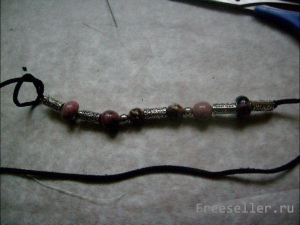 Процесс изготовления самодельного колье на шнуре