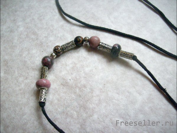 Процесс изготовления самодельного колье на шнуре