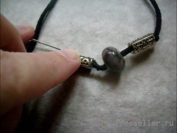 Процесс изготовления самодельного колье на шнуре