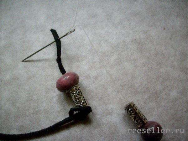 Процесс изготовления самодельного колье на шнуре