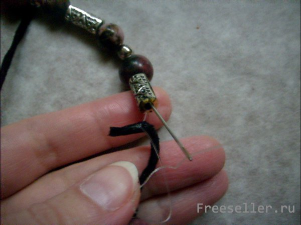 Процесс изготовления самодельного колье на шнуре
