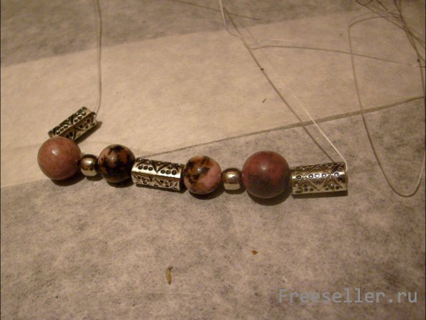 Процесс изготовления самодельного колье на шнуре