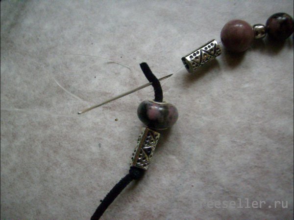 Процесс изготовления самодельного колье на шнуре