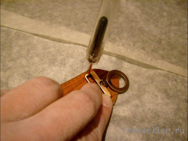 Мастерим оригинальную заколку для волос из кожаного ремня