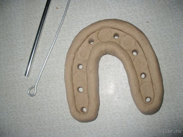 Как изготовить подкову из теста