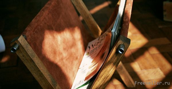 Самодельная полочка подставка для книг