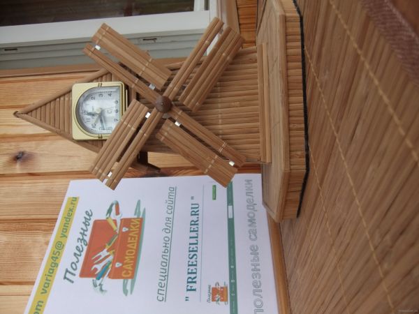 Часы - ветряная мельница из бамбуковой соломки