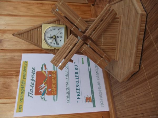 Часы - ветряная мельница из бамбуковой соломки